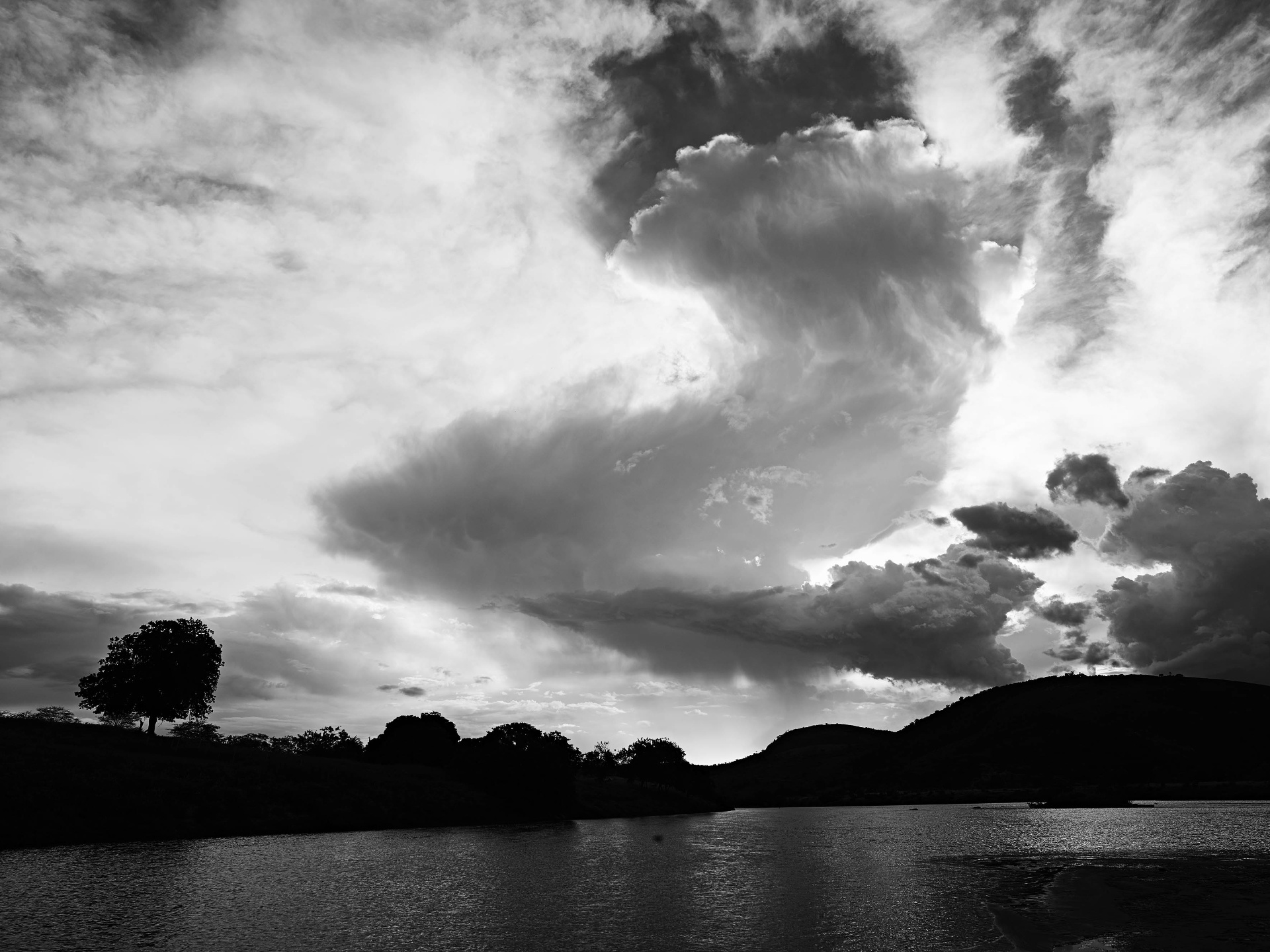 13.nov.2015 - Fotografia de Maurício Nahas parte da exposição "Do Pó da Terra" no Museu Afro, em São Paulo. Na foto, o rio Jequitinhonha na cidade mineira de Itaobim - Maurício Nahas