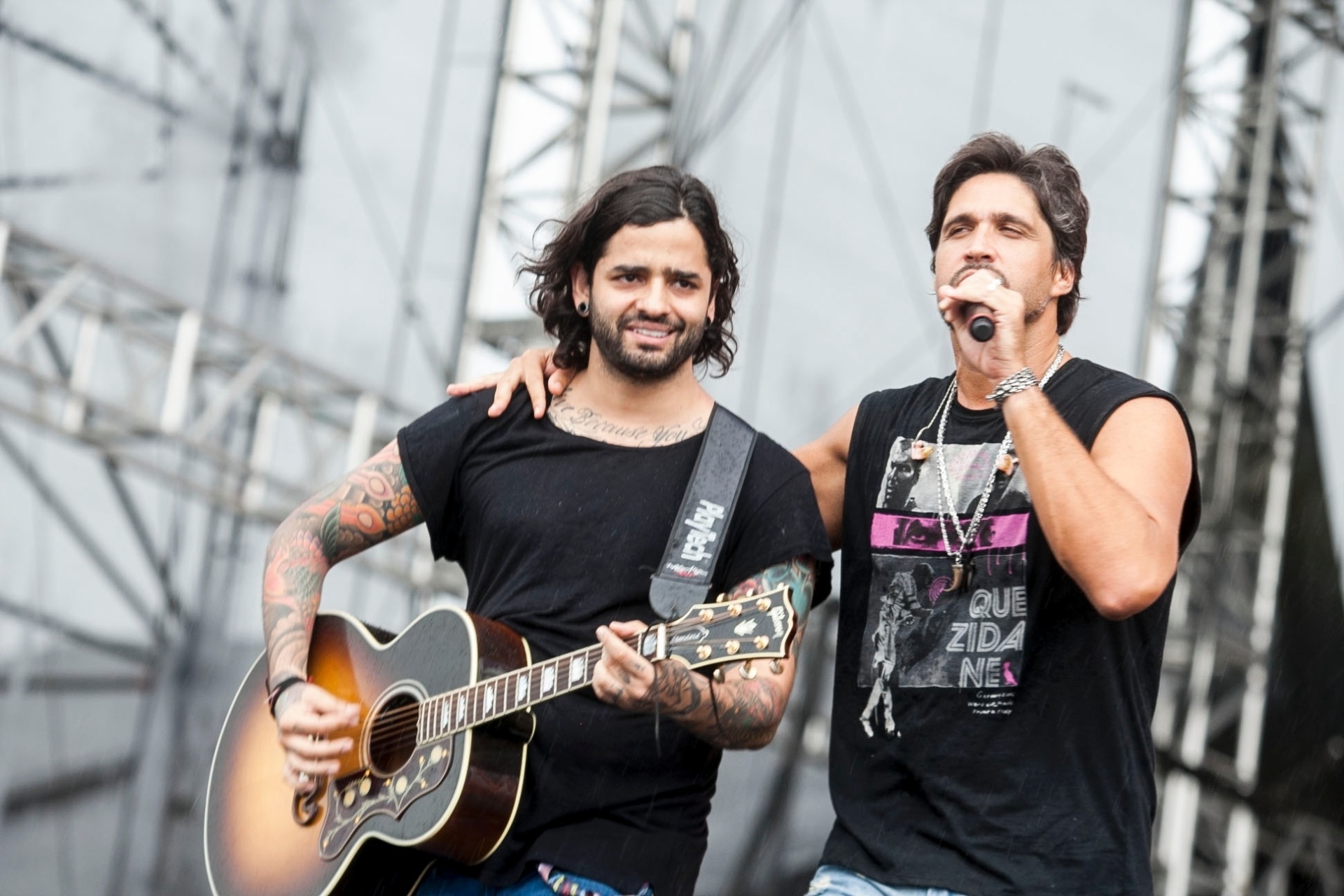 29.nov.2015 - Show de Victor e Léo com participação de Lucas Silveira, da banda Fresno, no festival Brahma Valley - Lucas Lima/UOL