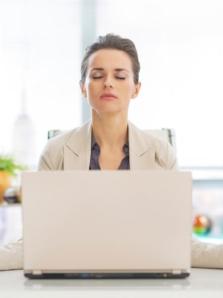 Meditar antes de iniciar o trabalho, nos momentos de estresse e nervosismo ajuda na renovação da energia pessoal. - iStock