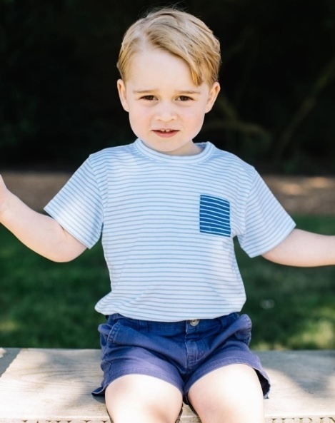 Primeiro filho de William e Kate Middleton, Príncipe George completa três anos nesta sexta-feira. Nas redes sociais, o Palácio de de Kensington divulga fotos do menino para comemorar a data - Reprodução/Twitter/kensingtonroyal