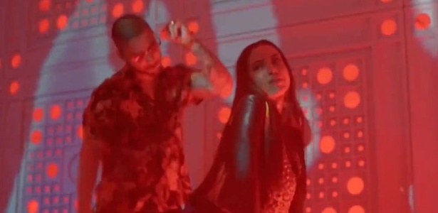 Anitta dança com o cantor colombiano Maluma em cena do clipe de "Sim ou Não" - Reprodução - Reprodução