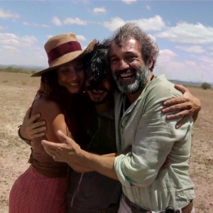 Domingos Montagner abraça Camila Pitanga e Gabriel Leone em última gravação de "Velho Chico" nas redondezas do rio - Reprodução/TV Globo - Reprodução/TV Globo