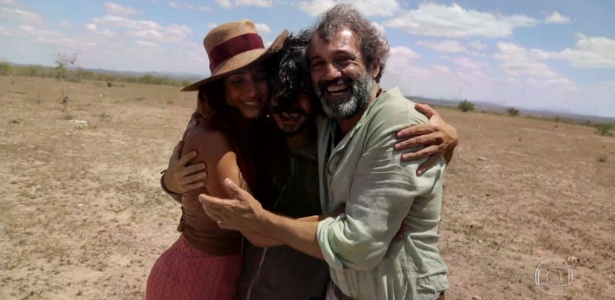 Domingos Montagner abraça Camila Pitanga e Gabriel Leone em última gravação de "Velho Chico" - Reprodução/TV Globo