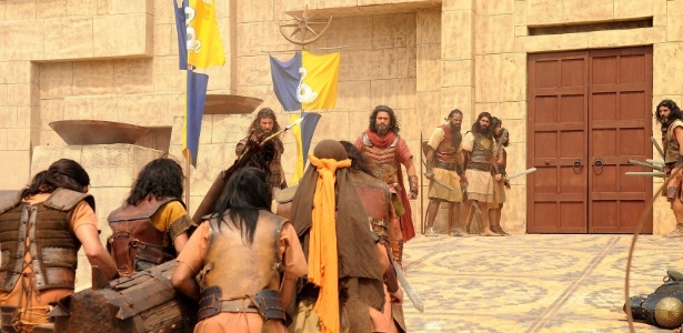 Sob o comando do líder Josué (Sidney Sampaio), o povo hebreu conquista a cidade de Jericó em "A Terra Prometida" - Munir Chatack/ Record - Munir Chatack/ Record