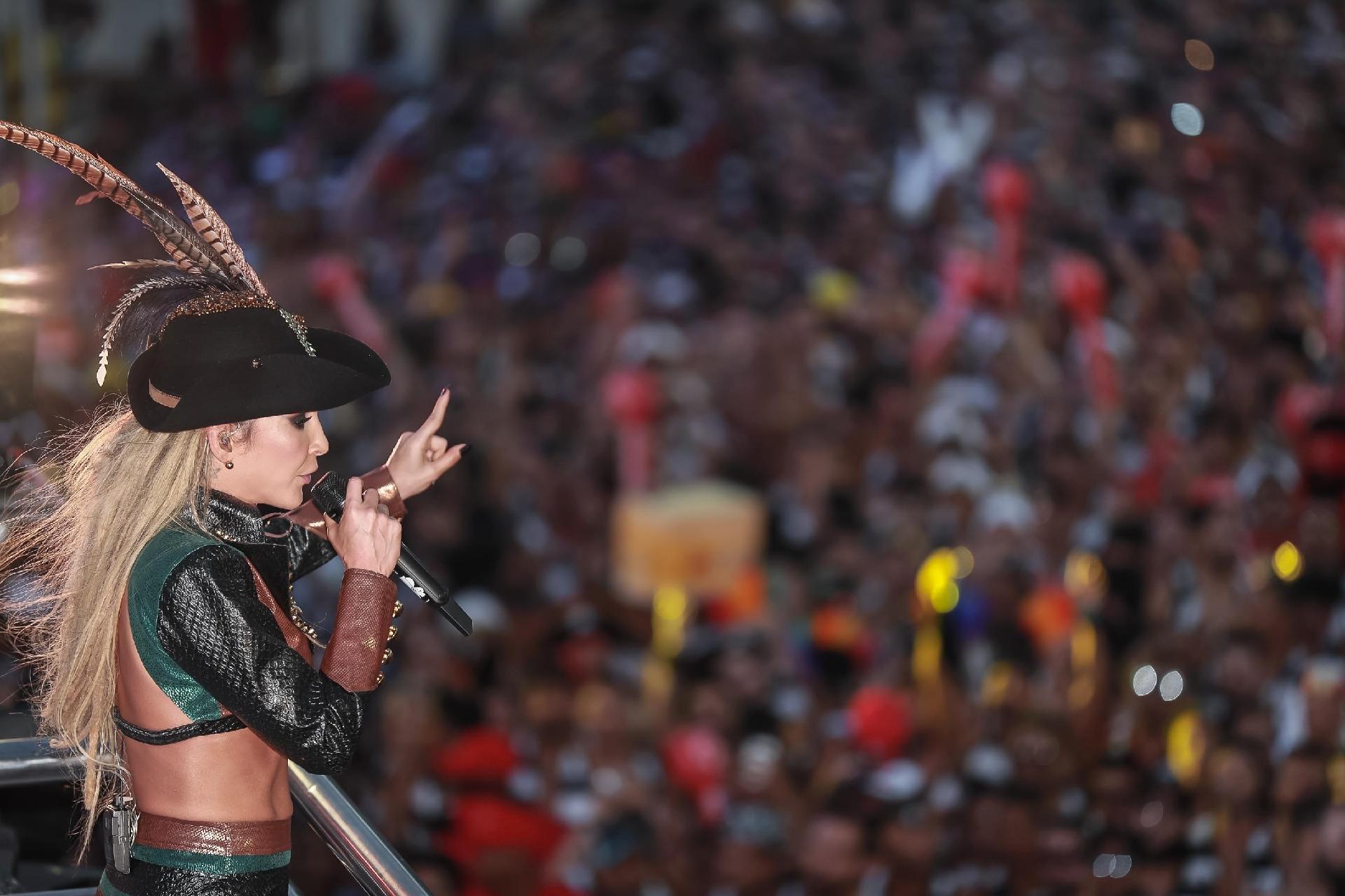 Claudia Leitte conversa com a multidão de cima de seu trio, o Largadinho, no circuito Barra-Ondina, em Salvador - Raphael Castello/AgNews