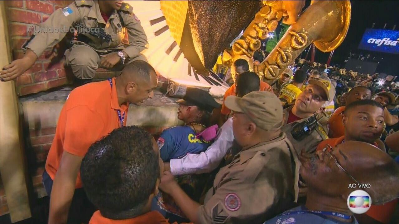 Integrante da Unidos da Tijuca é atendida após acidente em carro alegórico - Reprodução/TV Globo