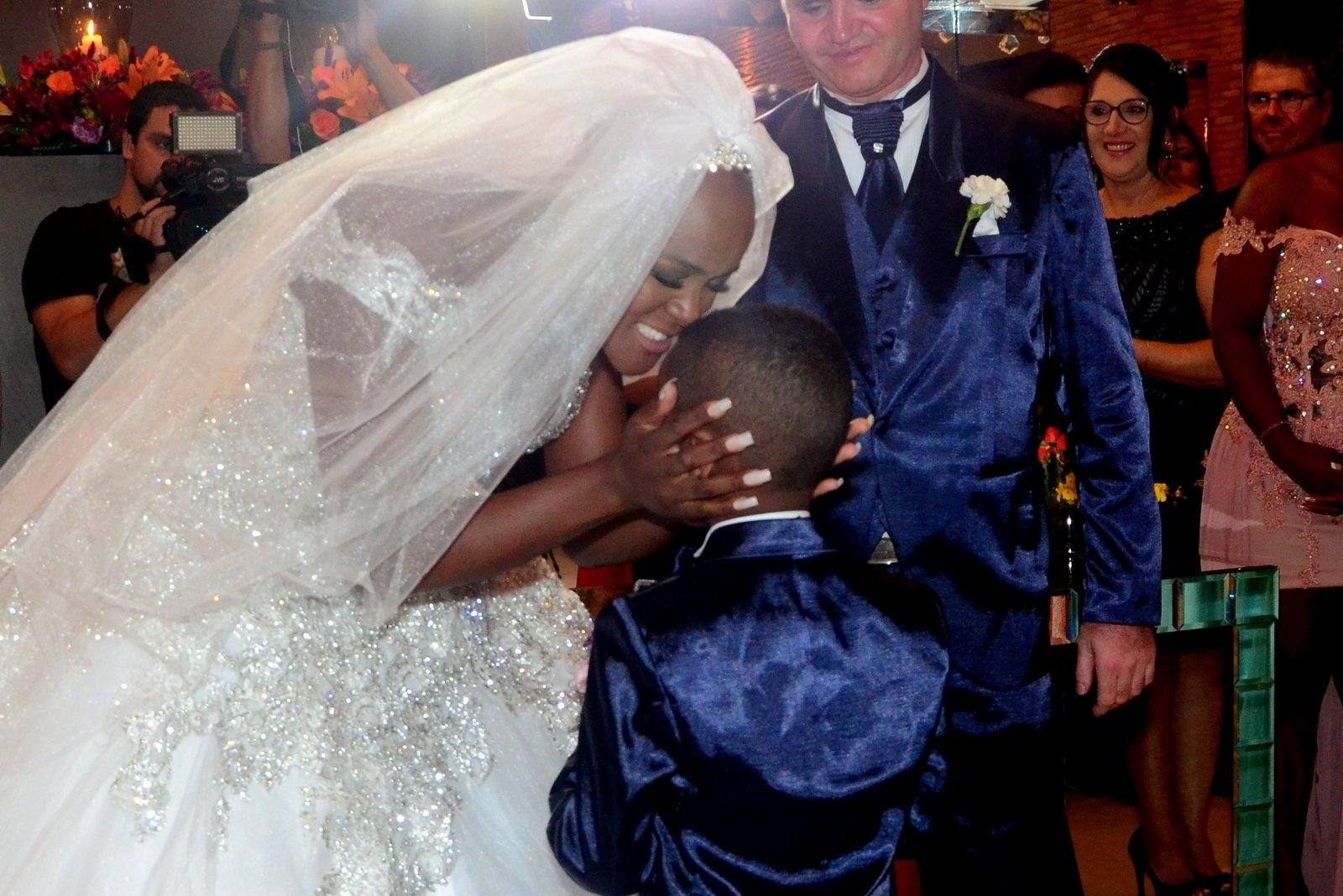 Ex-BBB Angélica Ramos beija o filho caçula, Vinicius, durante cerimônia de casamento com o empresário francês Laurent Mougeot em São Paulo - Eduardo Martins/AgNews