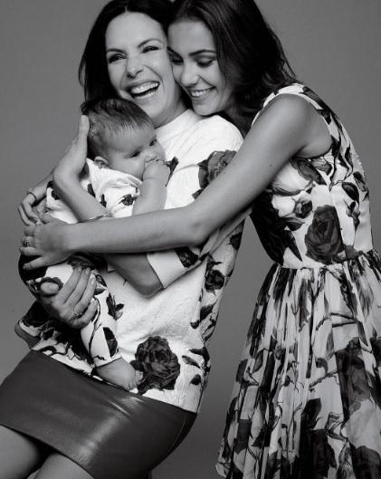 Carolina Ferraz desejou seu parabéns na data comemorativa: "Feliz dia das mães pra todas nós mulheres e mães. Nós 'preparadoras de seres humanos', com nossos corações cheios de um querer que é infinito. Hoje quero agradecer ao universo a oportunidade incrível que a vida me deu de amar, ser amada e criar essas duas pessoas lindas, Valentina e Anna Izabel. Obrigada meus amores!" - Reprodução/Instagram/carolinaferrazoficial