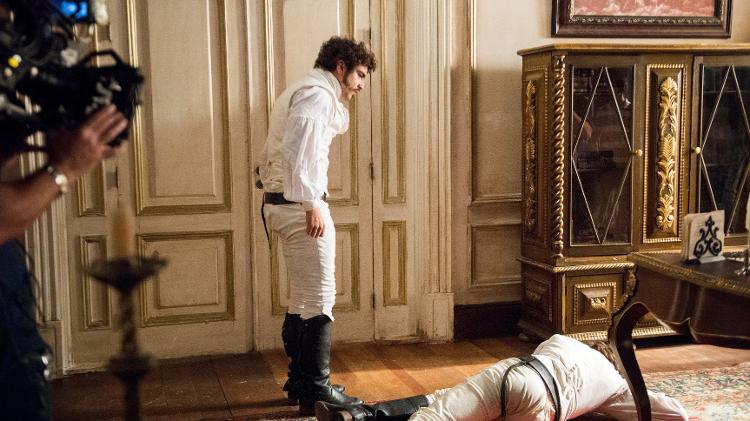 Joaquim (Chay Suede) cai no chão após levar um soco de Dom Pedro (Caio Castro) em "Novo Mundo" - Raquel Cunha/TV Globo - Raquel Cunha/TV Globo