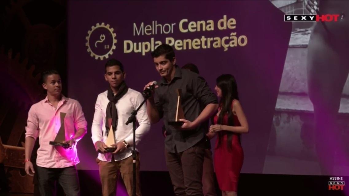 Representantes do filme "Molhadinhas e Meladinhas 2" recebem o troféu de melhor cena de dupla penetração no 4º Prêmio Sexy Hot, o Oscar do pornô brasileiro - Reprodução/YouTube