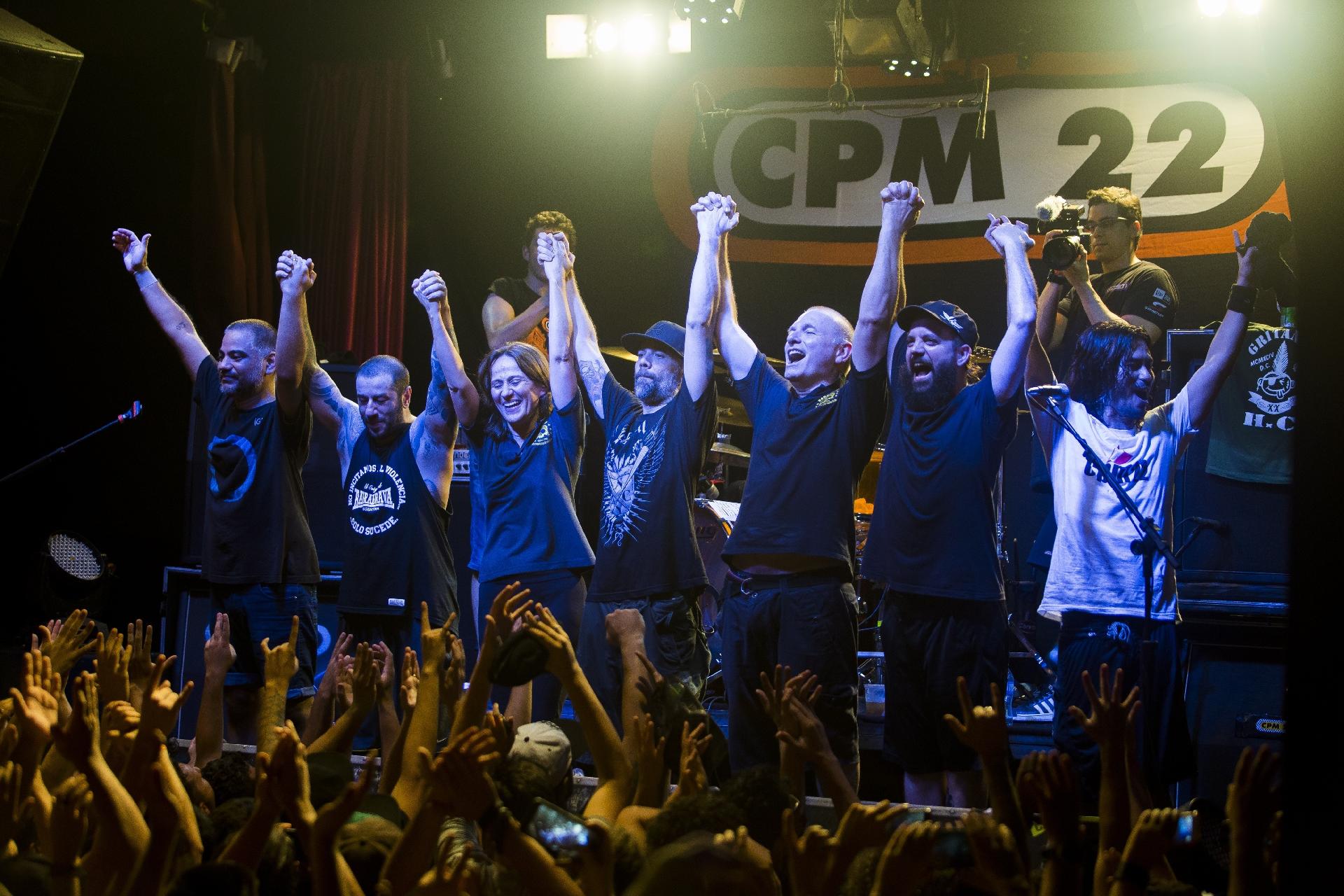 Despedida do Hangar, em São Paulo, lota casa de shows com a banda CPM 22 no palco - Marcelo Justo/UOL