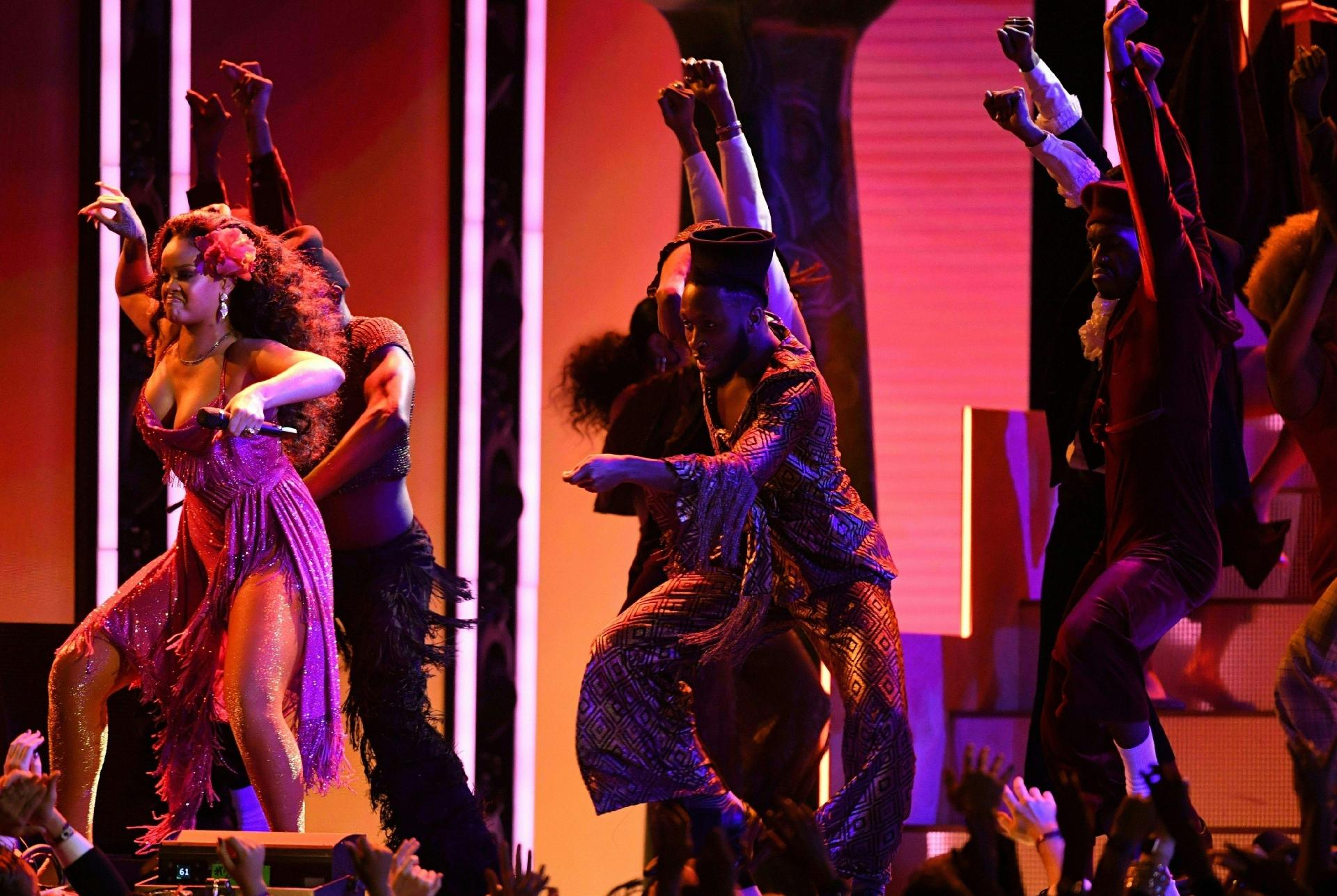 Rihanna faz performance arrasadora da música "Wild Thoughts" no Grammy 2018 - Timothy A. Clary/AFP