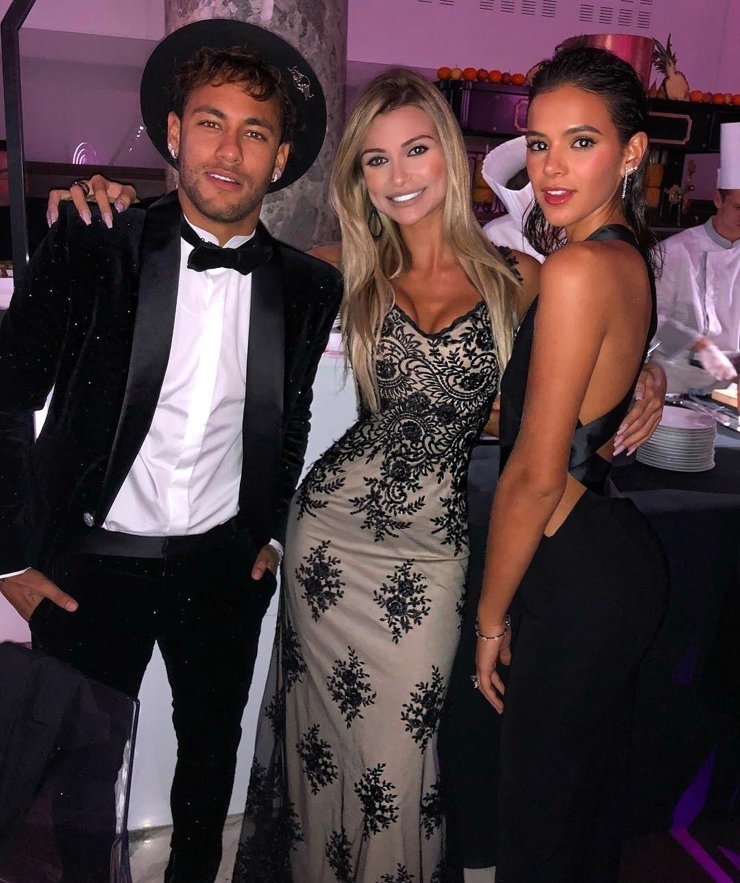 Neymar e Bruna Marquezine posam com a modelo Vitória Gimenez na festa de gala dos 26 anos do jogador - Reprodução/Instagram/vihgimenez