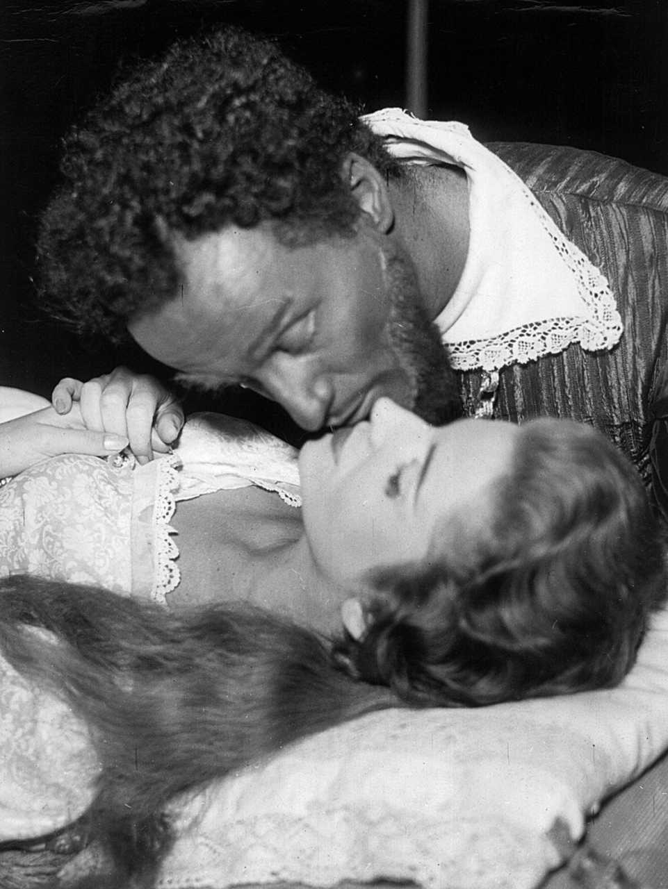 Paulo Autran e Tônia Carrero, em 1956, durante cena da peça "Otelo", de William Shakespeare, direção geral de Adolfo Celi, no teatro Santana, em São Paulo - Divulgação