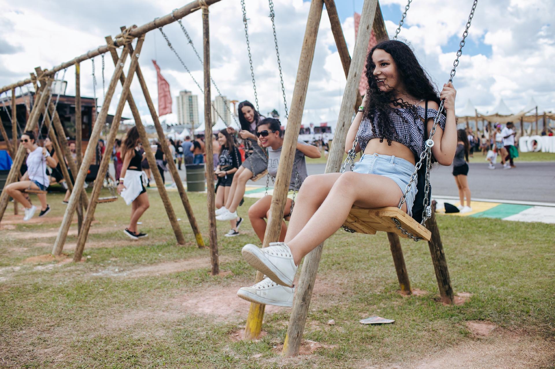 Público brinca nos balanços do Lollapalooza Brasil 2018 - Felipe Gabriel/UOL