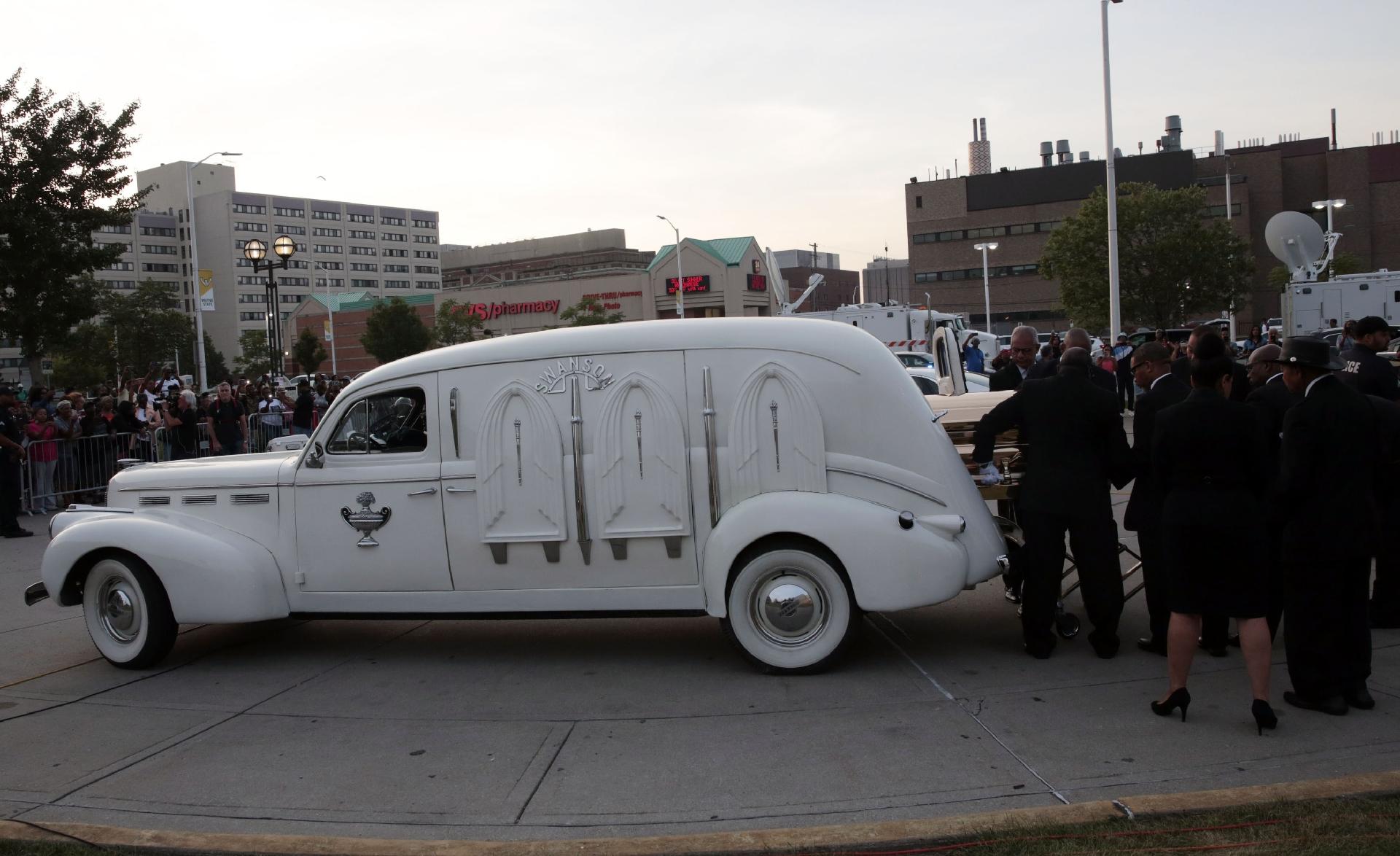 Carro com o caixão de Aretha Franklin chega ao Charles H. Wright Museum of African American History  - JEFF KOWALSKY / AFP