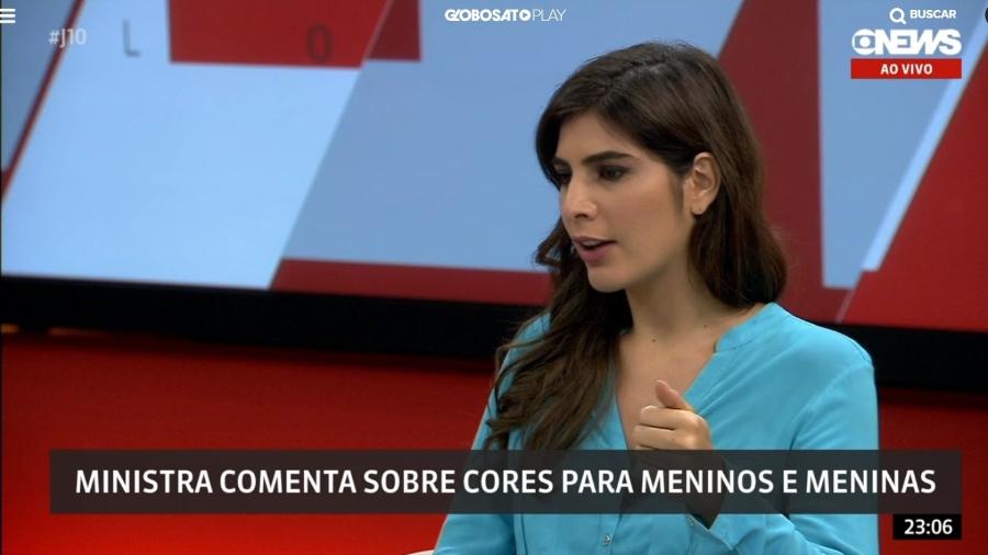 Andréia Sadi veste azul para entrevistar ministra Damares Alves - Reprodução/Globo News