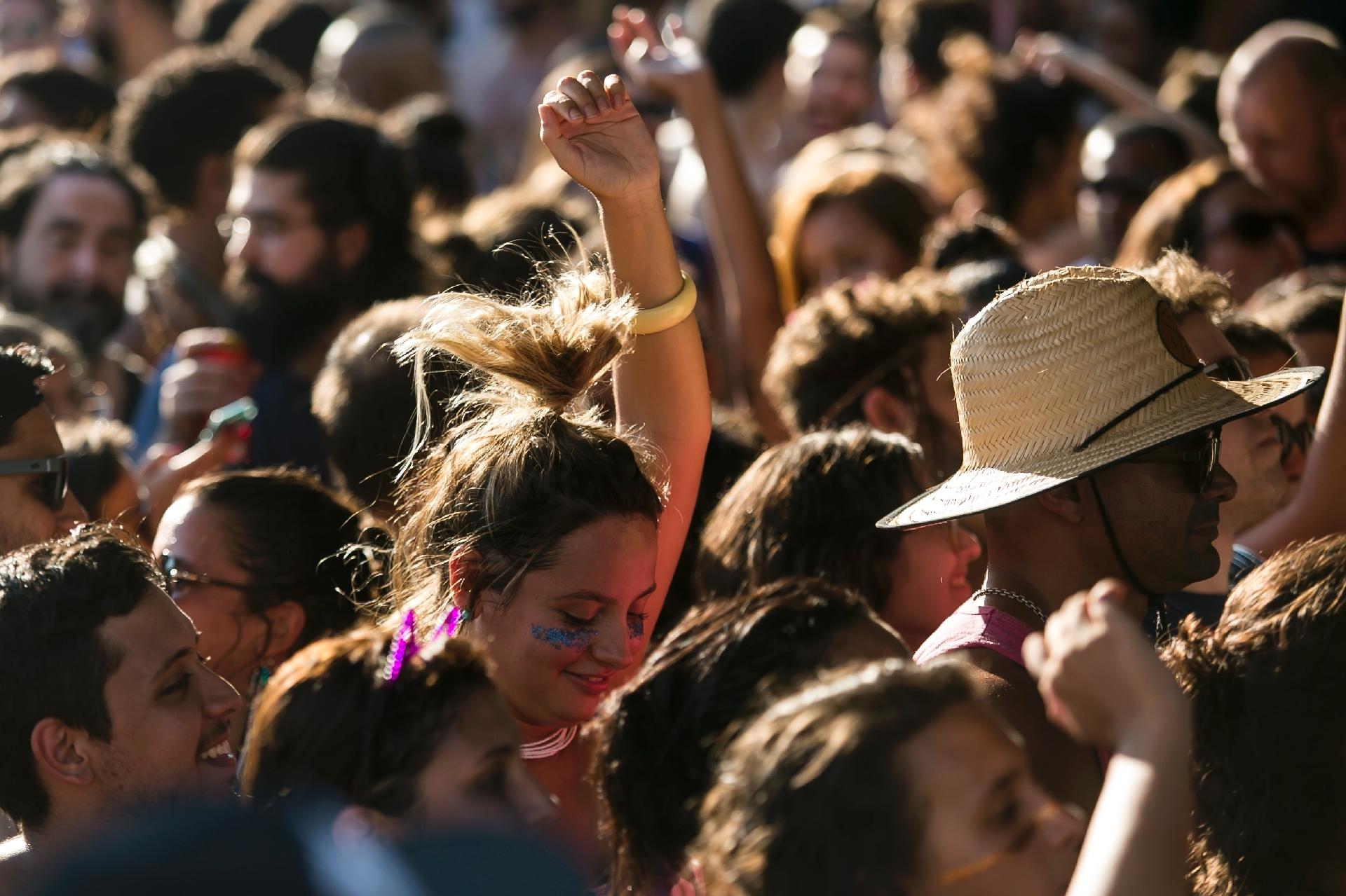 Público nem lembrou do calor com a Orquestra Voadora - Bruna Prado/UOL