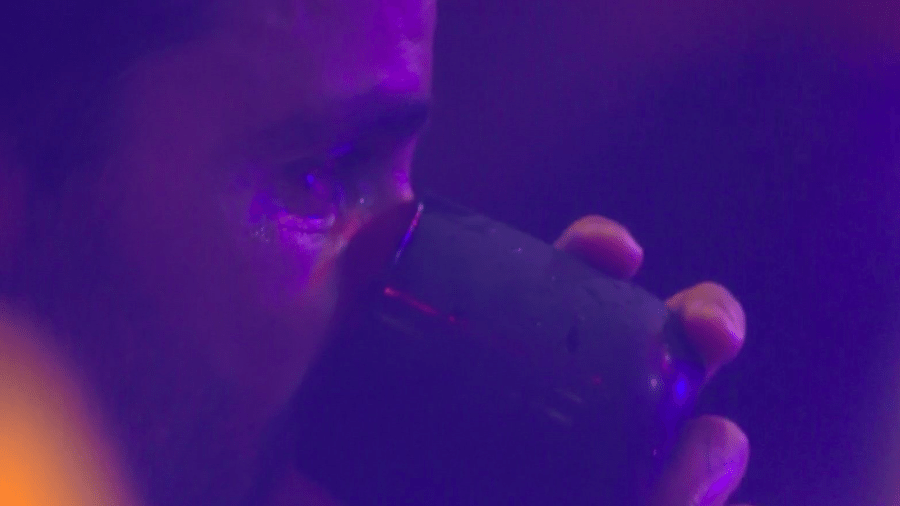 Vinícius exagera na bebida durante a festa ArteBBB - Reprodução/TV Globo