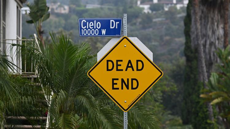 Placa marca o local da antiga Cielo Drive, a rua da casa da atriz Sharon Tate - Robyn Beck/AFP - Robyn Beck/AFP