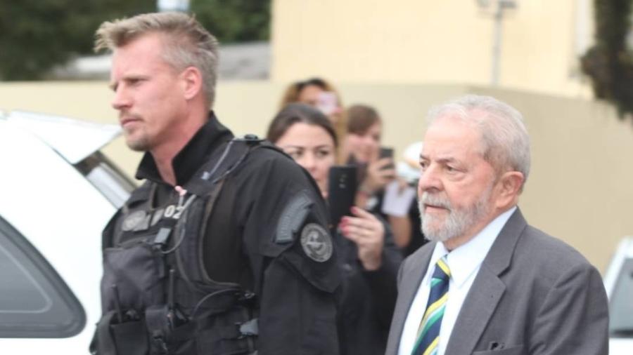 O agente federal Jorge Chastalo e o ex-presidente Lula - Theo Marques/UOL/Folhapress
