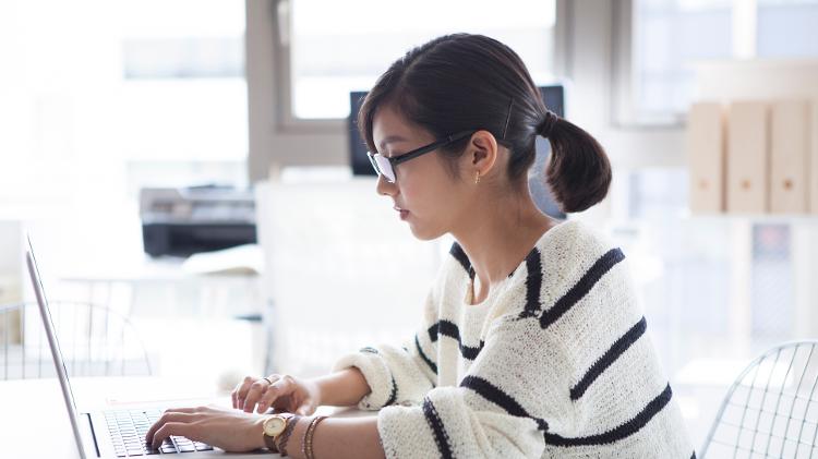 Mulher trabalho computador - iStock - iStock