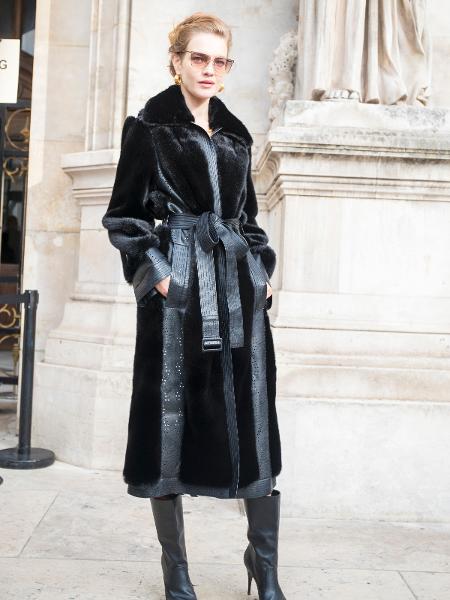20.09.2019 - Supermodelo Natalia Vodianova usou primeiro protótipo do casaco de pele sustentável de Stella McCartney ao comparecer a desfile da marca desfile em Paris (França) - Iconic/GC Images