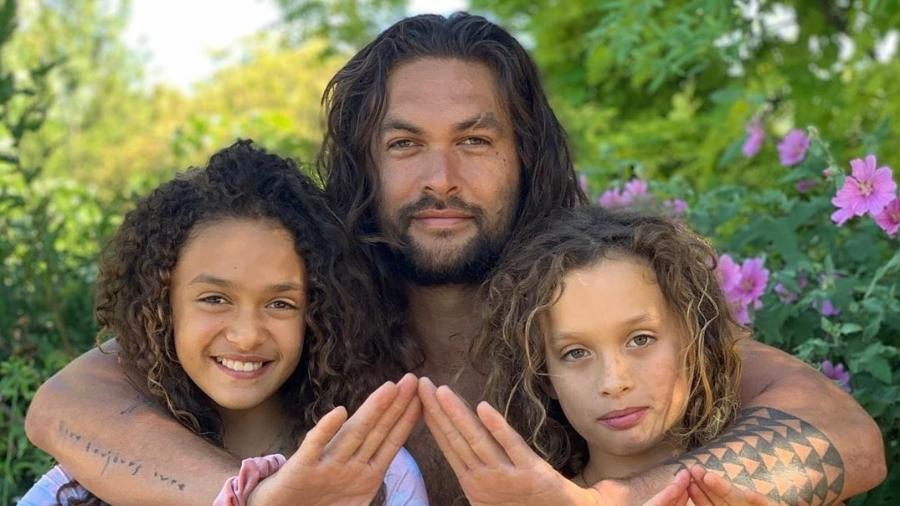 O ator Jason Momoa com seus filhos, Lola e Nakoa - Reprodução/Instagram