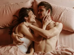 5 posições sexuais para casais que estão juntos há muito tempo inovarem