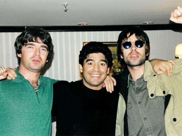Os irmãos Gallagher, astros do Oasis, encontraram Maradona em noitada em 1998