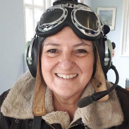 Jan, após um voo no aeródromo de Duxford em setembro de 2019, que ela diz que teria sido impossível antes de sua perda de peso de 28 quilos - Arquivo pessoal