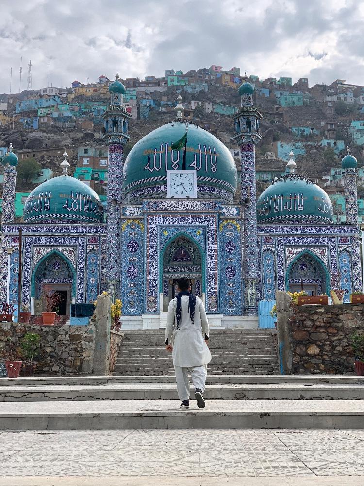 Kalebe em frente à mesquita xiita Ziarat-e Sakhi, em Cabul, Afeganistão