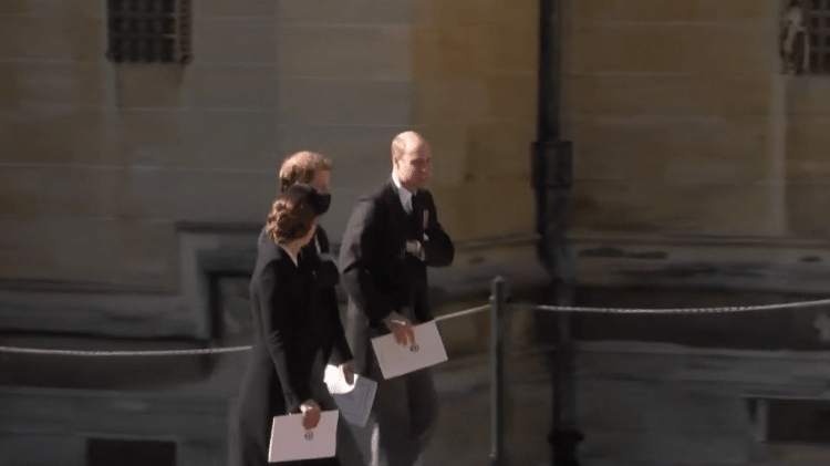 Príncipes William e Harry foram flagrados conversando após o funeral de Philip Príncipes William e Harry foram flagrados conversando após o funeral de Philip