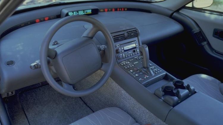 Cabine trazia painel de instrumentos digital e centralizado e acabamento típico da GM nos anos 1990