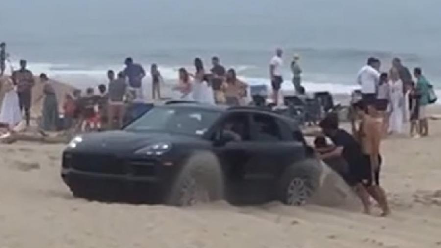 Porsche Cayenne atola em praia - Reprodução