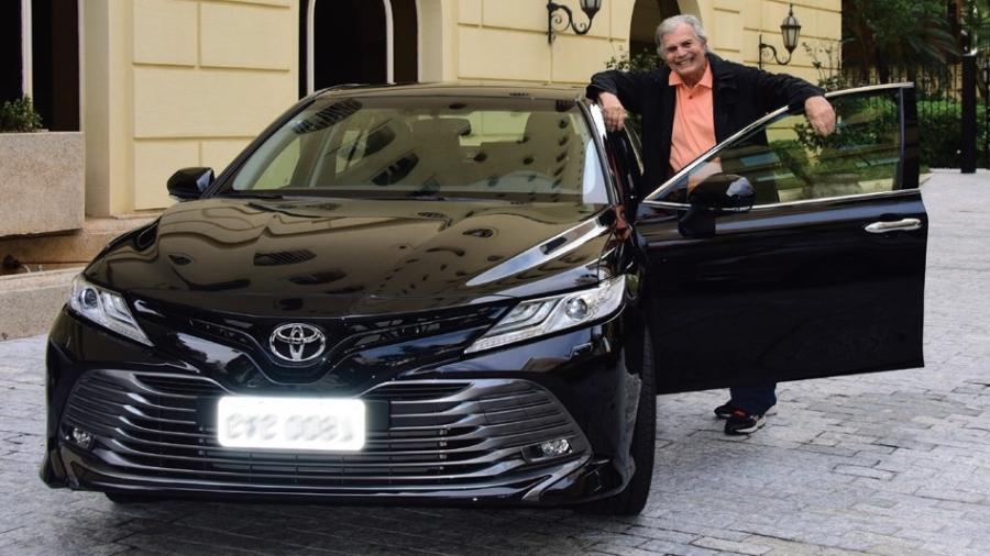 Tarcísio Meira se presenteou com Camry e SW4 ao festejar 83 anos e recebeu chaves de chefão da Toyota em outubro de 2018 - Divulgação