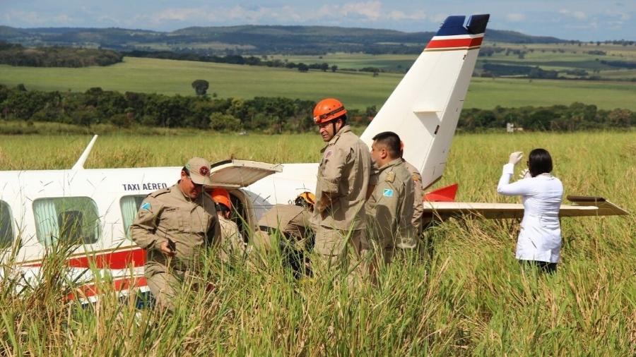 24.mai.2015 - Bombeiros chegam até o avião que transportava Luciano Huck, Angélica, os três filhos e as duas babás do casal - Divulgação/Corpo de Bombeiros