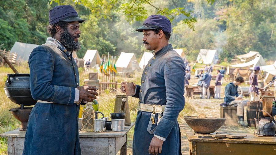 Dom Olu e Samuel no acampamento de guerra em "Nos Tempos do Imperador" - Fabio Rocha/TV Globo/Divulgação