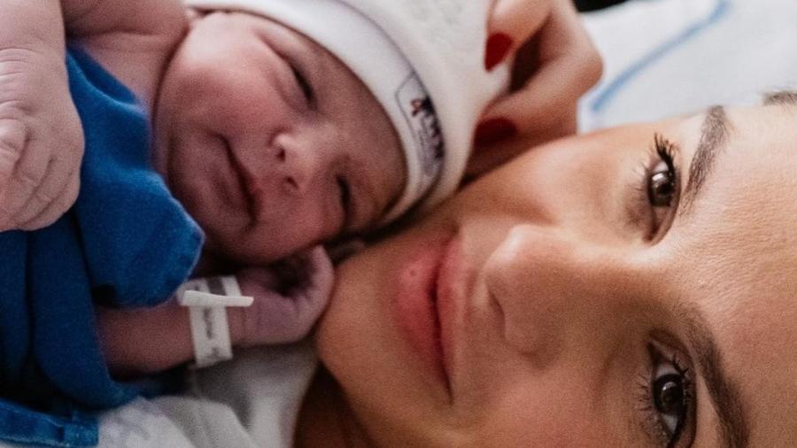 Bárbara Evans e a filha recém-nascida, Ayla - Reprodução/Instagram