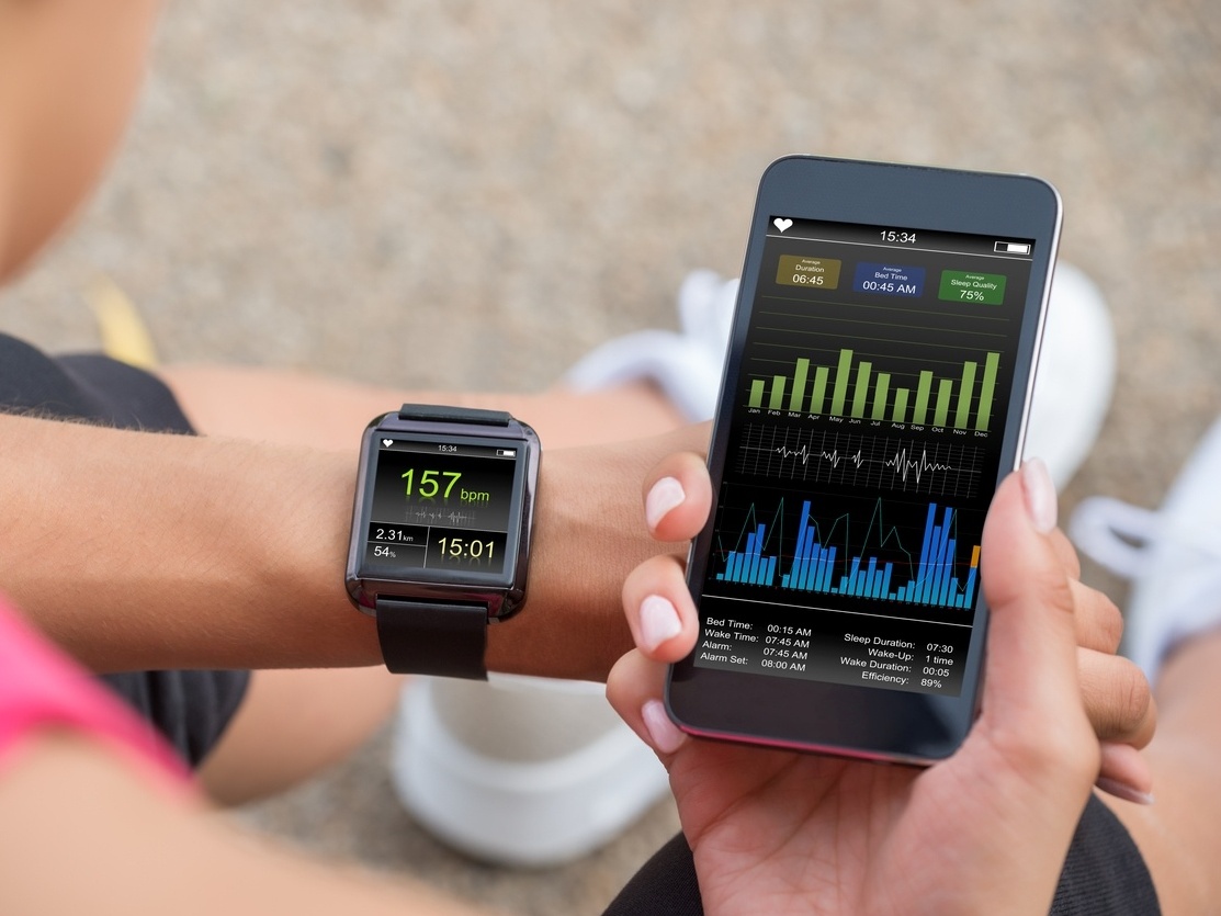 Mãos fitness e tela de smartwatch na natureza para rastrear saúde,  bem-estar e metas de treino aplicativo de tecnologia de progresso esportivo  e mulher atleta com relógio para cronograma de exercícios ou