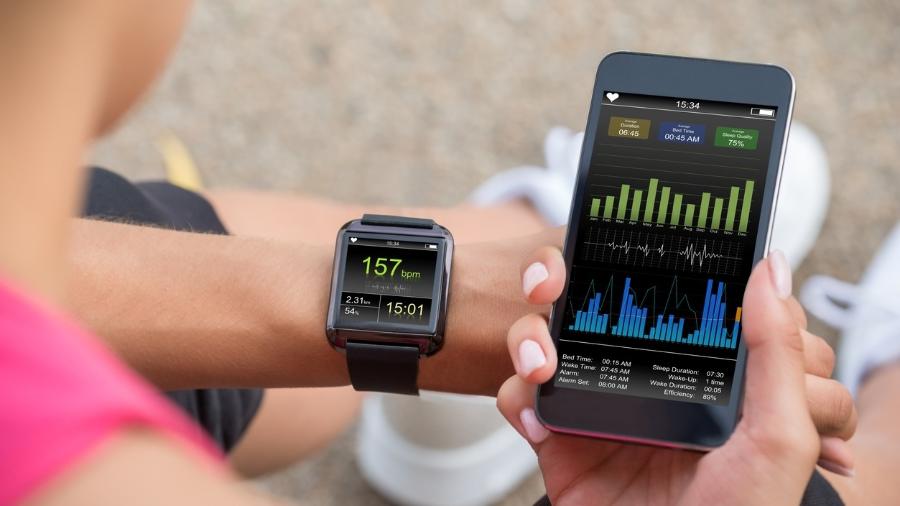 Mãos fitness e tela de smartwatch na natureza para rastrear saúde,  bem-estar e metas de treino aplicativo de tecnologia de progresso esportivo  e mulher atleta com relógio para cronograma de exercícios ou