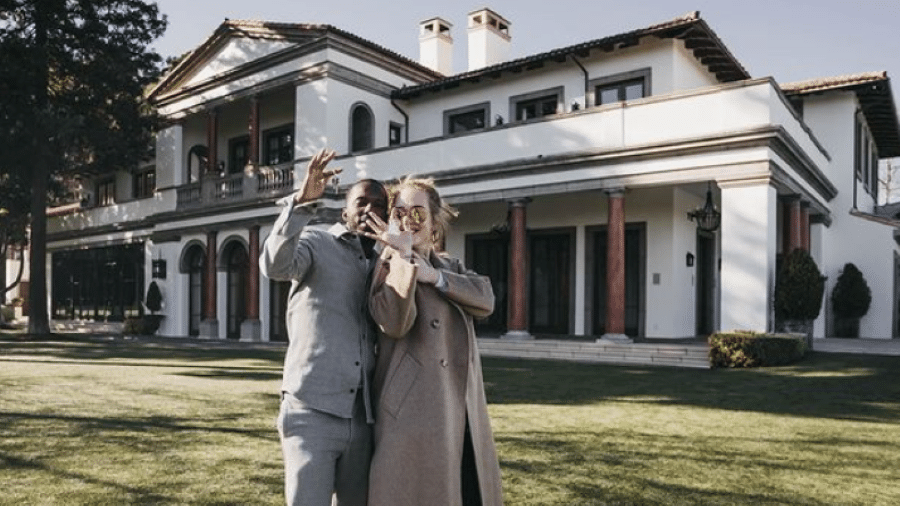 Adele e Rich Paul com as chaves da nova residência, em Beverly Hills - Reprodução/Instagram
