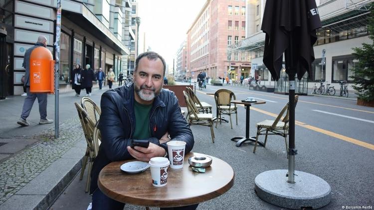 David Modjarad está feliz de ver os carros de volta à avenida - Benjamin Restle/Deutsche Welle - Benjamin Restle/Deutsche Welle