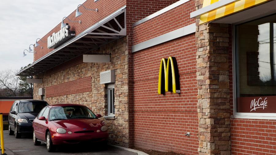 Fila de carros em drive-thru da rede lanchonetes nos EUA - jessicaphoto/Getty Images