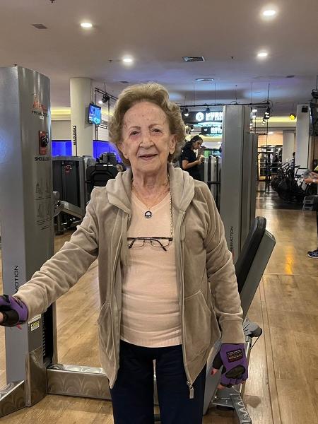 Ines Pacheco, 93, faz musculação três vezes por semana