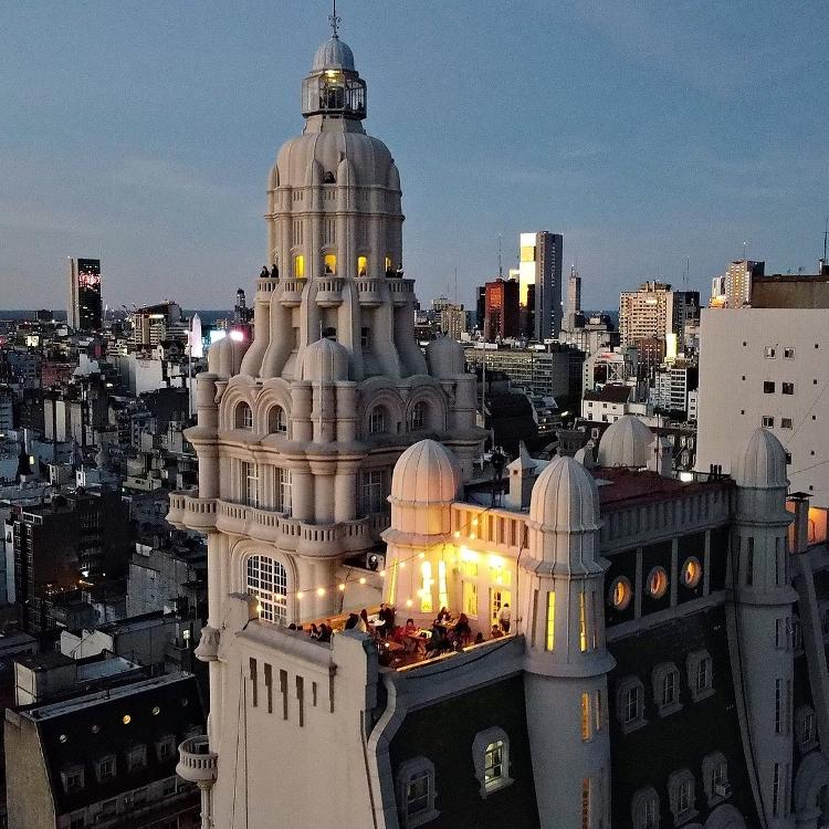 Que tal um drinque no alto de um dos edifícios mais lindos de Buenos Aires, essa é a proposta do Salón 1923