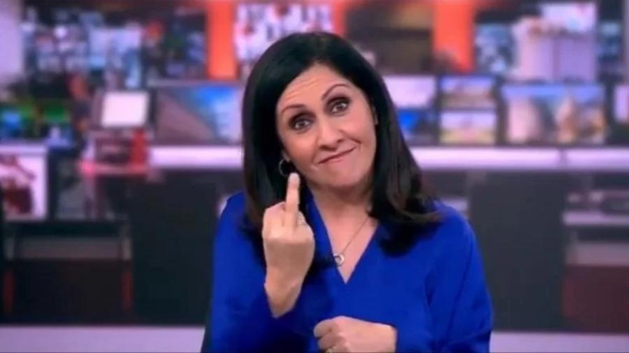 Maryam Moshiri, da BBC News, mostra o dedo do meio