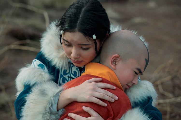 Katara abraça Aang em Avatar da Netflix