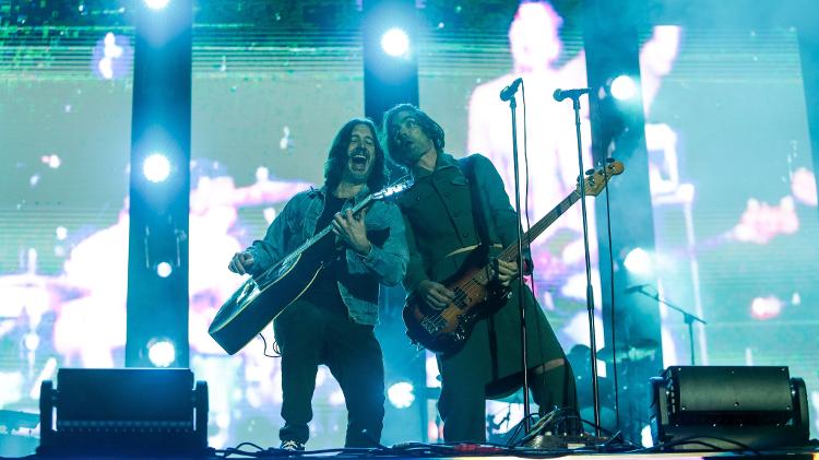 Tyson Ritter (vocal/baixo) e Mike Kennerty (guitarra), do All-American Rejects, em show no festival I Wanna Be Tour, em São Paulo