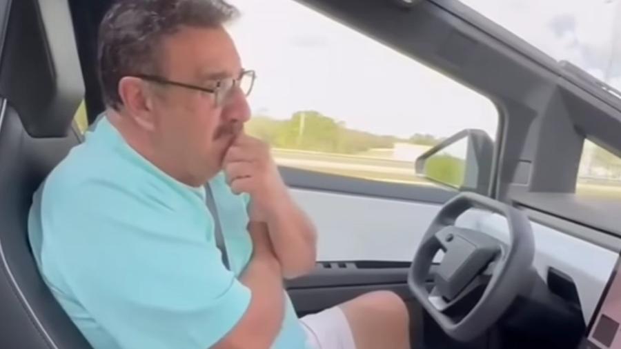 Ratinho observa Tesla Cybertruck dirigindo sozinha nos EUA - Reprodução